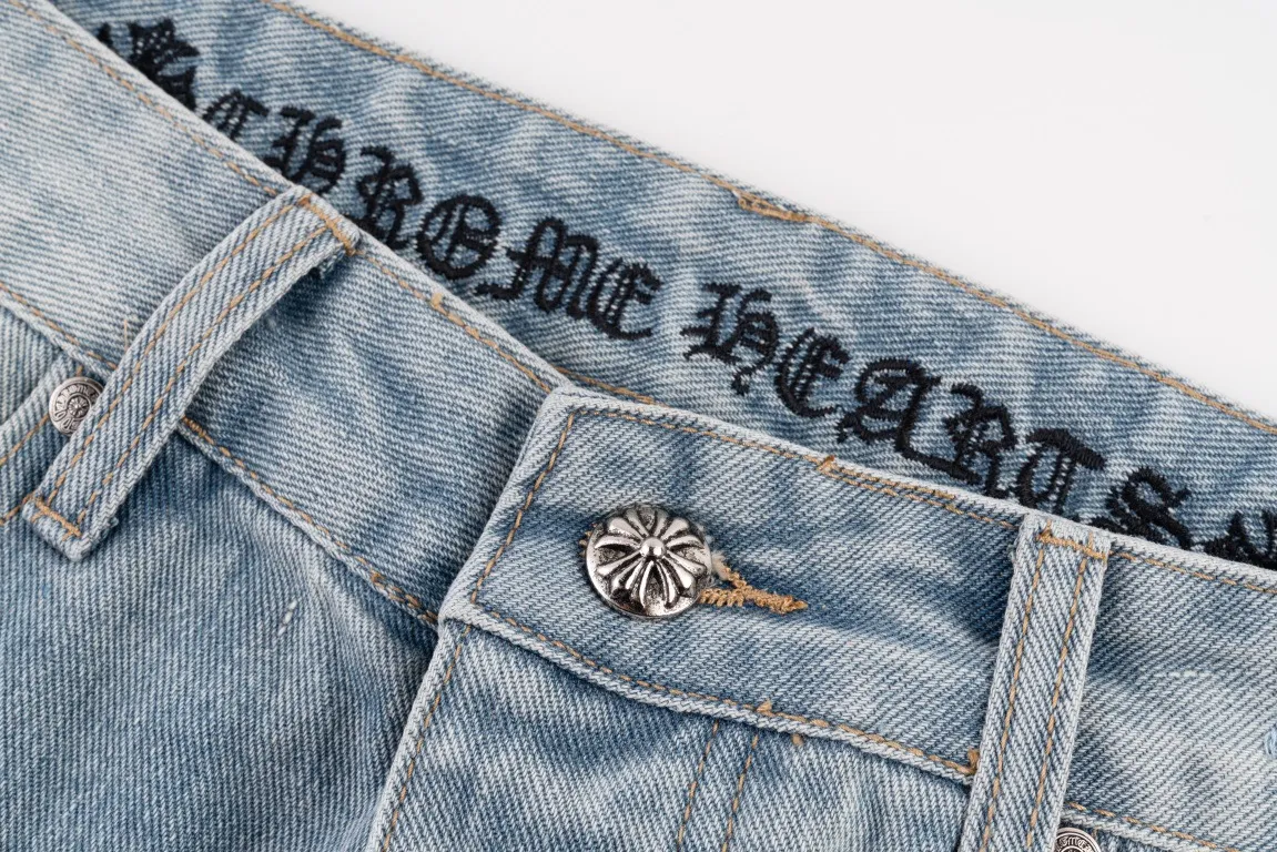 P290 [Evergreen model, top version] Chrome Hearts blue jeans, multi-leather label work jeans, ch jeans. The jeans need to be washed and then disassembled and hand-stitched with sheepskin cross leather and then spliced ​​together. The whole piece has too many craftsmanship to describe. The cabinet price is 12W+ level, patchwork cross flower embellishment, high-waisted washed jeans! ! Absolutely high-end luxury products, 6W+ level god-level items, super popular products, made with top heavy industry, a magic weapon that cannot be missed. About Kroxin This is an extremely luxurious fashion brand, which can also be called the aristocrats of the high street. It has always been an exclusive brand for some hipsters or rich second generation. Compared with ordinary high streets, it is more luxurious and noble. Compared with luxury brands, it has a more fashionable personality and has always been a brand that I have a special liking for. Style number: 1565# Color: blue Size: 28 30 32 34 36